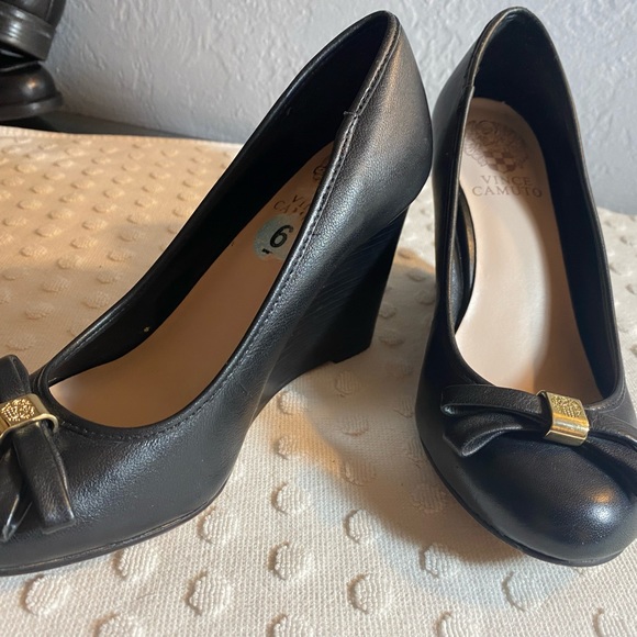 VINCE CAMUTO Black Wedge with Bow Toe - Picture 11 of 16